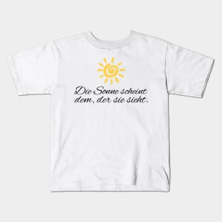 Die Sonne scheint dem der sie sieht motivierender Spruch Kids T-Shirt